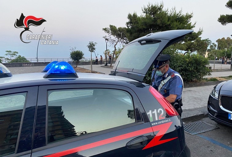 Catania, lotta agli scooteristi indisciplinati in piazza Europa. Denunciato un 21enne