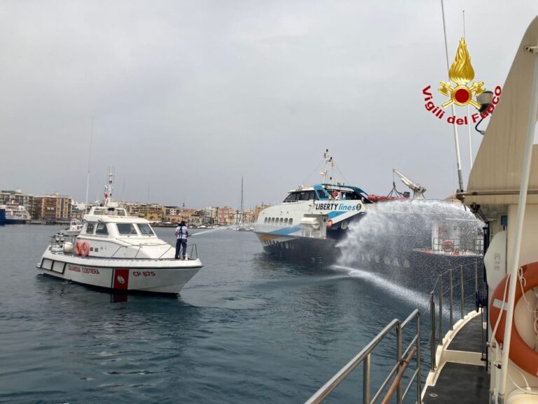 Milazzo, i Vigili del Fuoco partecipano all’esercitazione antincendio organizzata dal Comando Generale del Corpo delle Capitanerie di porto