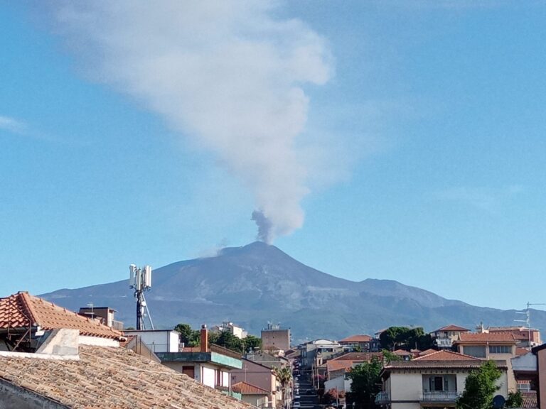 Etna – Ancora una spettacolare fontana di lava, “piove” cenere su Catania