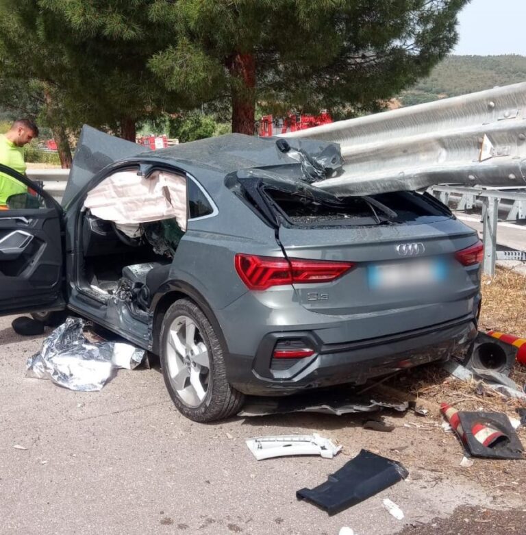 Tusa, auto impatta contro il guard rail che la taglia in due. Conducente vivo per miracolo