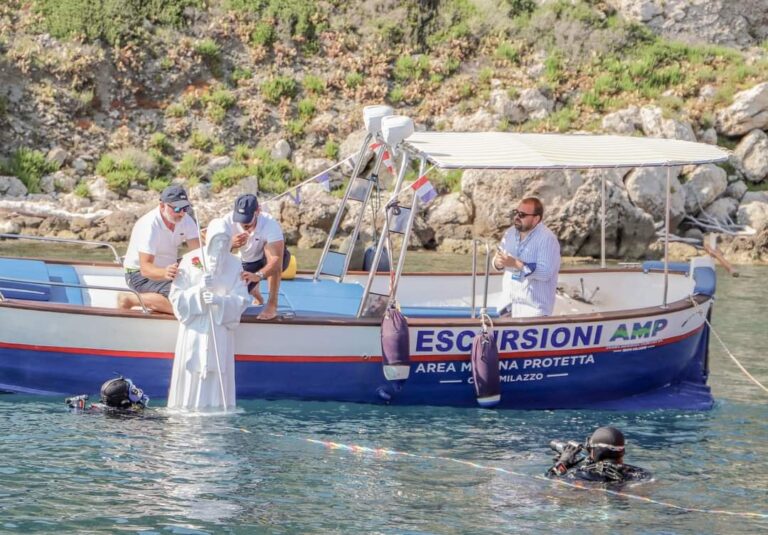 La posa della statua di San Francesco nei fondali di Capo Milazzo