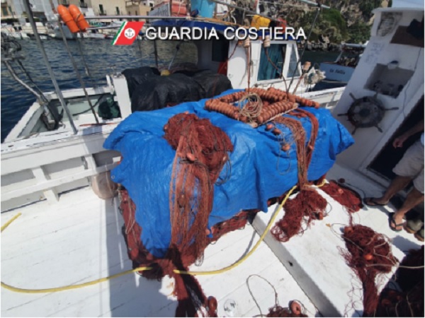 Lipari: la Guardia Costiera ha sequestrato alcune “spadare”