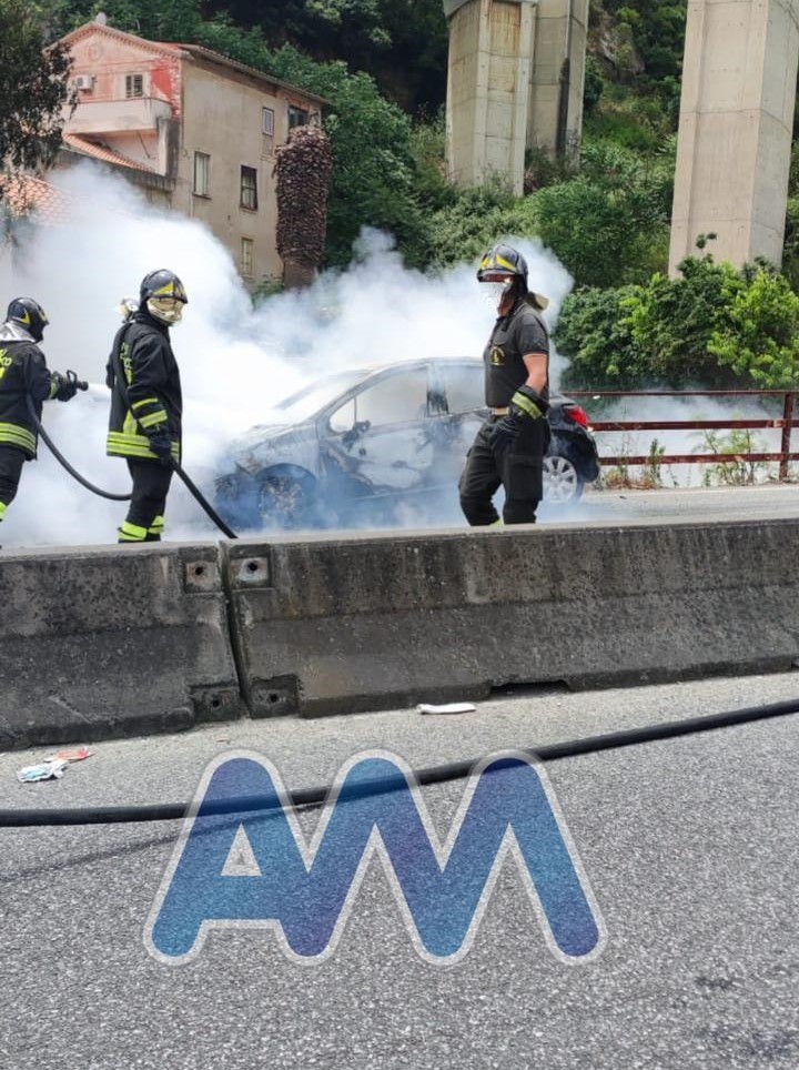 Messina, auto in fiamme su viale Giostra. Intervengono i Vigili del Fuoco