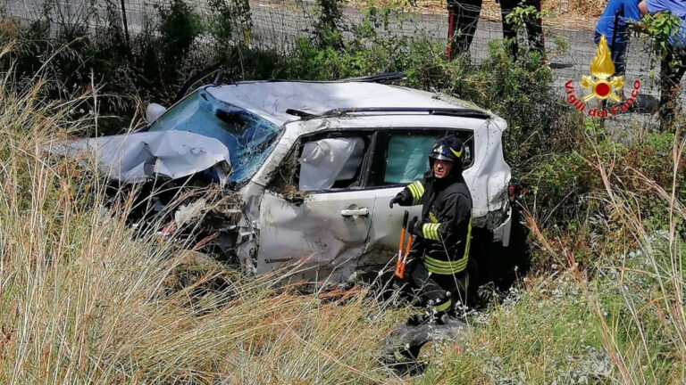 A20 – Incidente a Villafranca Tirrena, auto finisce nella campagna sottostante. Illeso il conducente