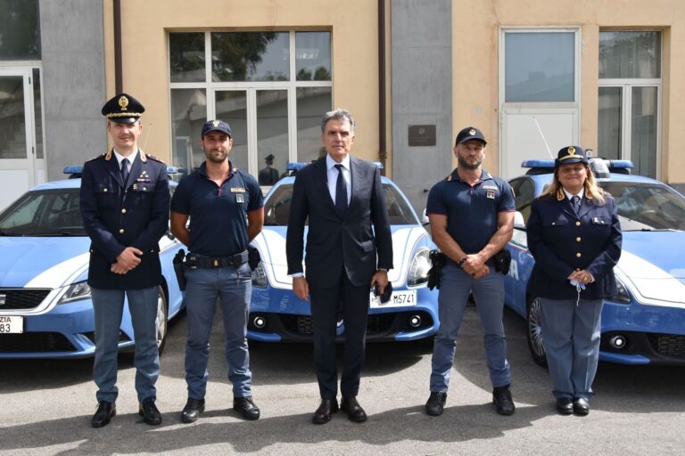 Anziana in stato confusionale si arrampica sul balcone di casa, salvata da quattro poliziotti