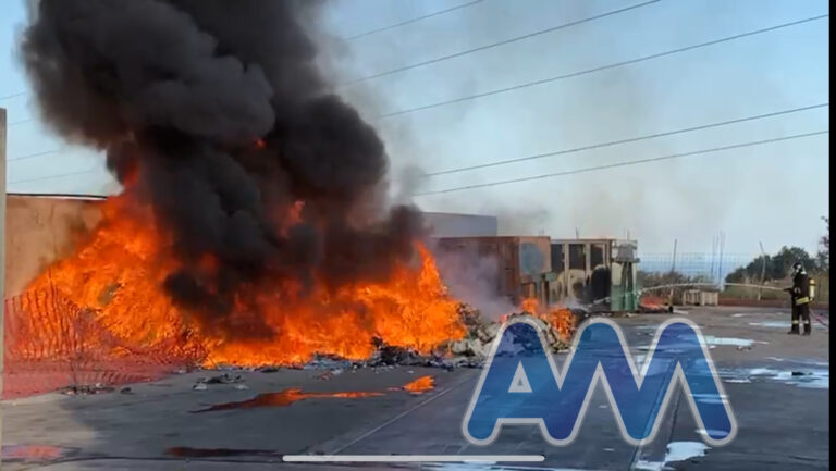 Torrenova, incendio all’alba. Bruciano i rifiuti differenziati a Piano Stinco