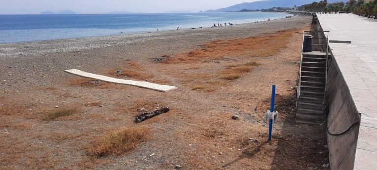 Sant’Agata Militello, rubati cestini per rifiuti e parte di una pedana dalla spiaggia