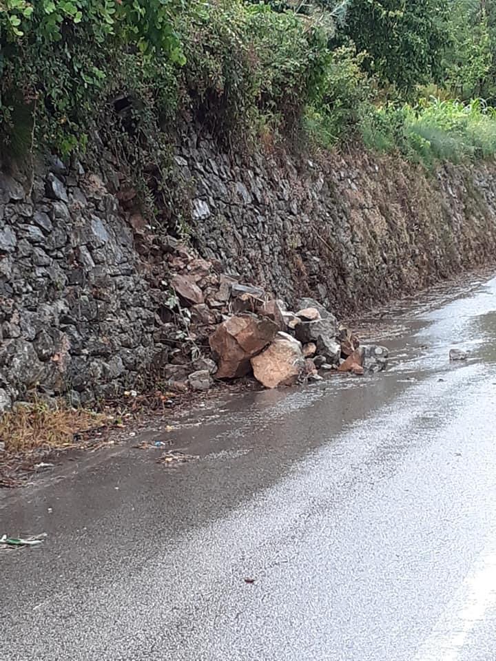 Galati Mamertino, crolla porzione di muro in pietra sulla SP 157