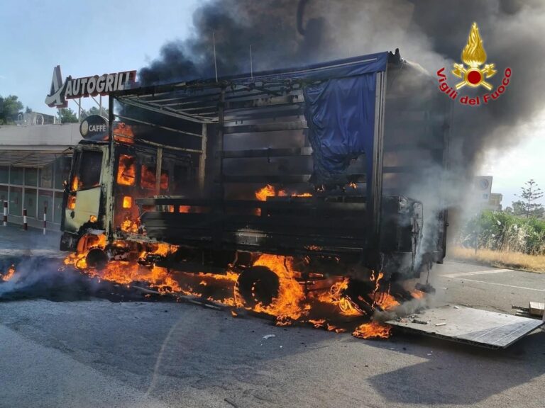 Furgone prende fuoco all’autogrill di Falcone, spento dai Vigili del Fuoco