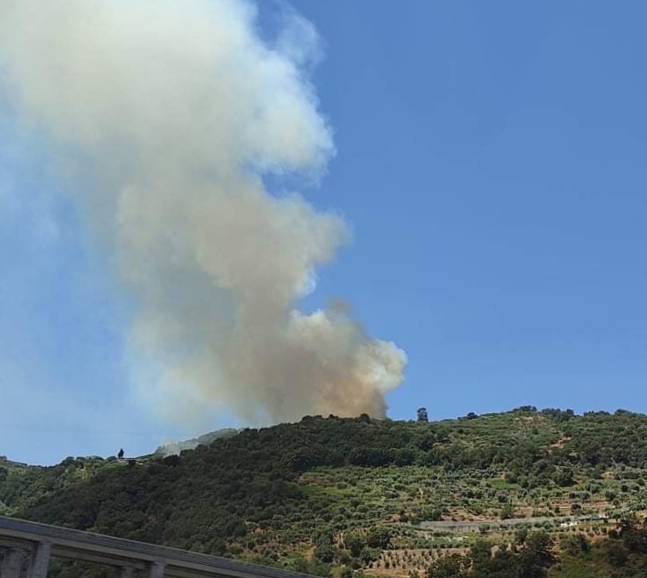 Naso – Incendio lambisce abitazioni in contrada San Giorgio. Al lavoro due elicotteri