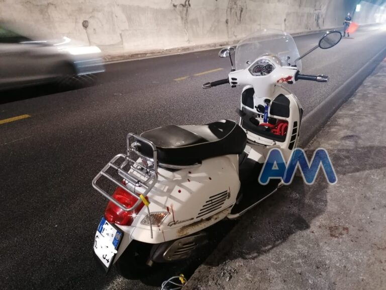 Grave scontro tra scooter e auto nella galleria Capo d’Orlando della A20, ferito un 70enne