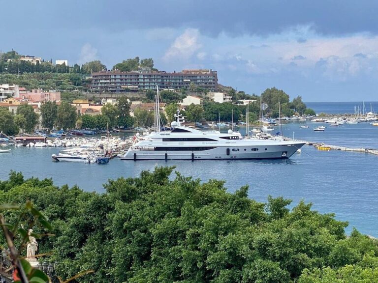 Milazzo, lo yacht di lusso “My Tourquise” approda al Porto Marina Santa Maria Maggiore