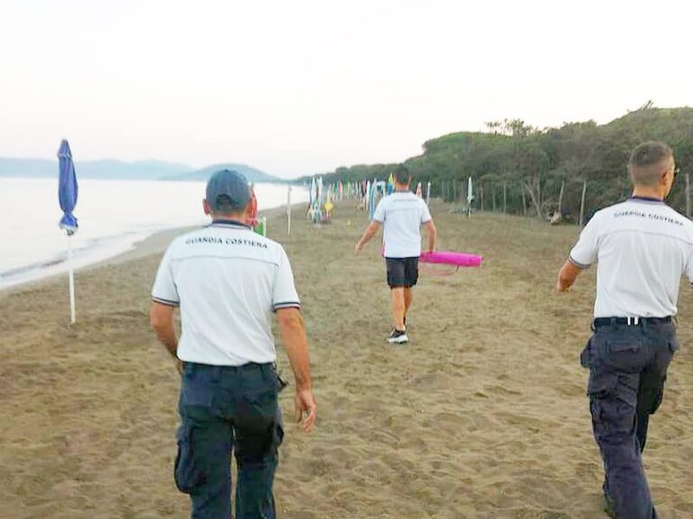 Oliveri – Blitz all’alba, rimossi ombrelloni e sdraio che occupavano la spiaggia pubblica