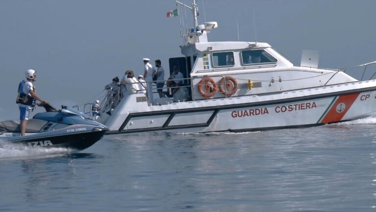 Barca a vela rischia di affondare, 8 persone salvate dalla Guardia Costiera ad Alicudi