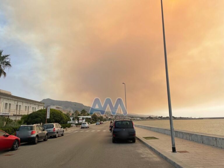 Incendio a Gangi, tra le Madonie e i Nebrodi: fumo e cenere arrivano anche sul litorale tirrenico