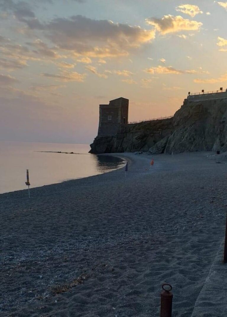 Piraino, Guardia Costiera e Comune sequestrano ombrelloni “segna-posto” a Gliaca