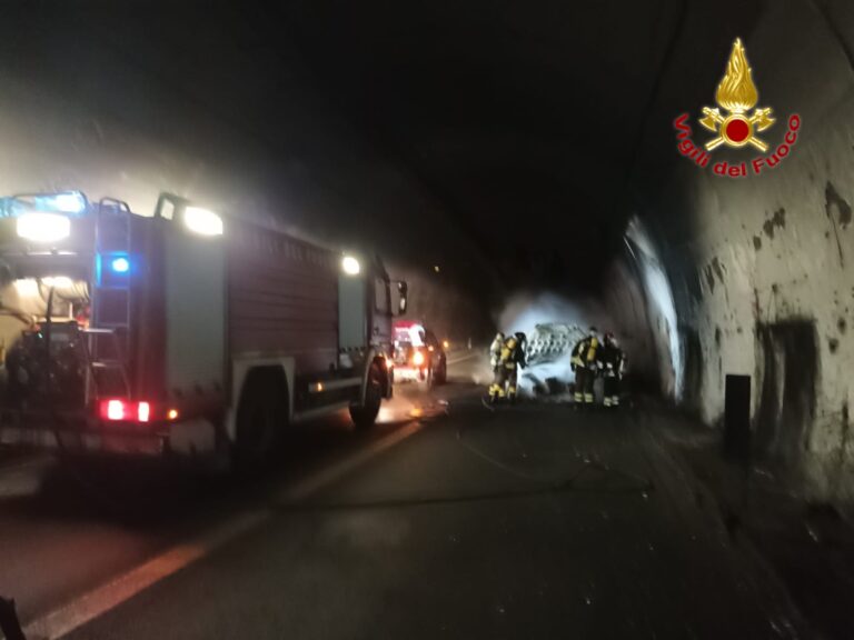 Messina – Veicolo in fiamme all’interno della galleria Telegrafo, traffico in tilt