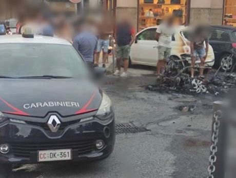 Milazzo – Auto prende a fuoco in pieno centro. Paura, ma nessun ferito