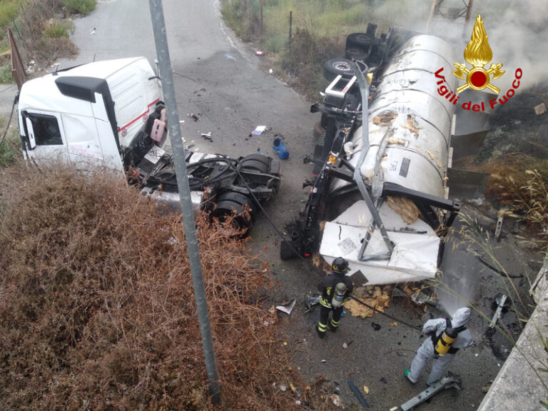 Milazzo – Si ribalta e prende fuoco autocisterna carica di acido nitrico. Salvo il conducente