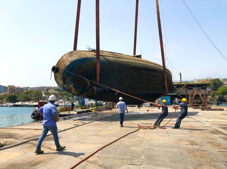 Catania – Ripescato relitto di circa venti metri nel piccolo porto di Ognina