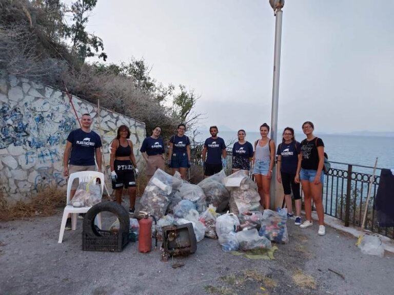 Capo d’Orlando: i volontari di “Plastic Free Nebrodi” hanno pulito le scalinate e il parcheggio del Monte della Madonna