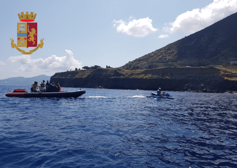 Salina – Le moto d’acqua della Polizia soccorrono 8 persone in difficoltà su due gommoni