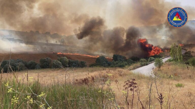 Emergenza incendi, ancora roghi in tutta la Sicilia. Fiamme anche a Castroreale e Terme Vigliatore