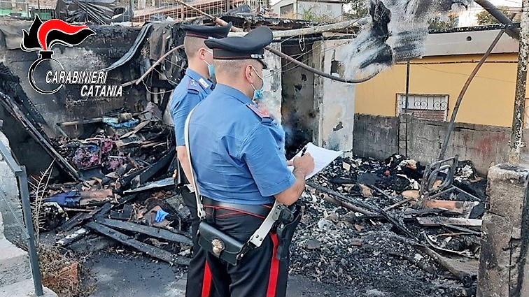 Catania, incendia per vendetta la baracca dove il cognato stava dormendo. Arrestato 40enne