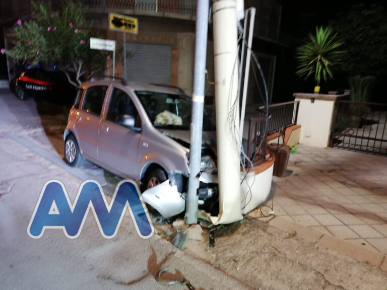 Torrenova, auto sbanda e impatta contro un muro. Ferito conducente