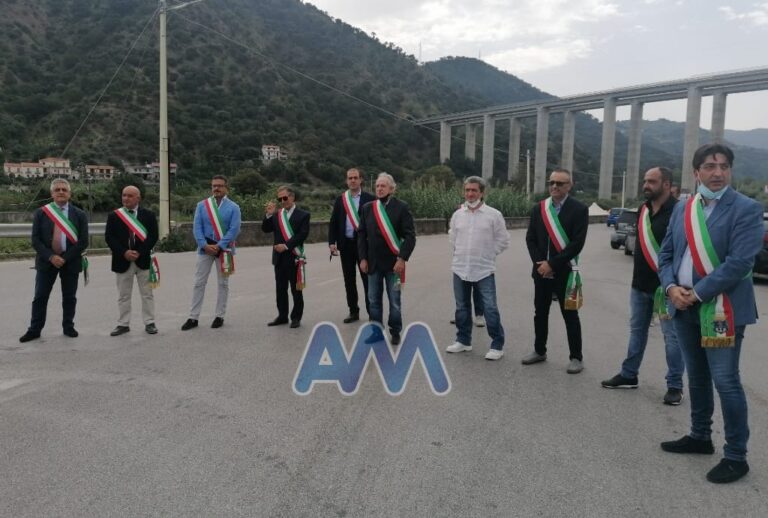 “La provincia di Messina è stata dimenticata dalla politica”, i sindaci protestano a Ponte Naso – VIDEO