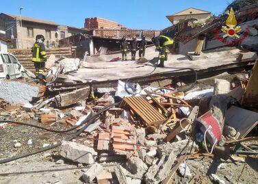 Fondachello Valdina, violenta esplosione sventra bottega. Sul posto i vigili del fuoco