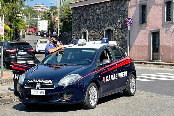 Fa “avance” ad una donna sposata in presenza del marito, quattro denunciati per rissa ad Aci Catena