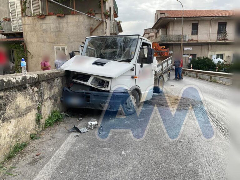 Torrenova, camioncino evita moto e sbatte contro un muro. Ferito il conducente