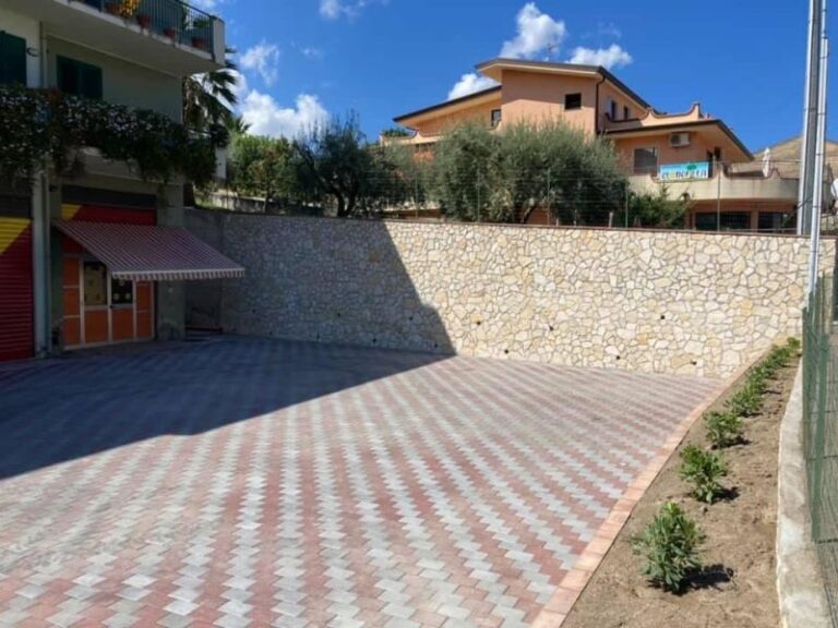 Patti: abbattuto il muro pericolante nei pressi del condominio “Progetto Verde”; il consolidamento del terreno ed il nuovo muro sono ora una realtà