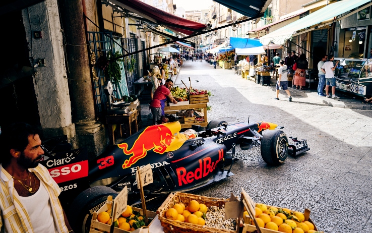 “Ciao Palermo”, la Red Bull di Verstappen in giro tra Ballarò e Mondello – VIDEO