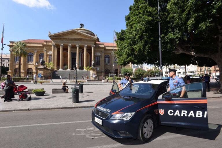 Colonna del Teatro Massimo imbrattata, identificati i responsabili: sono quattro minori palermitani