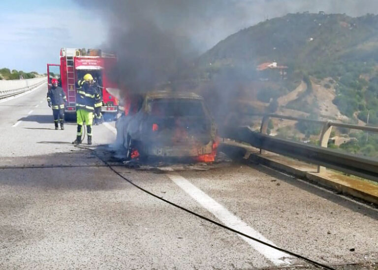 Auto dilaniata dalle fiamme sulla A20, scongiurato il peggio