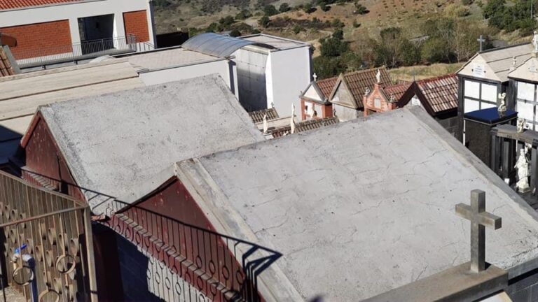 San Teodoro, rubati i pannelli di copertura delle cappelle del cimitero