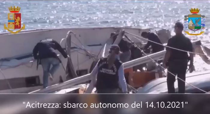 Trasportavano migranti dalla Turchia in Sicilia, arrestati due scafisti. Ogni passeggero pagava 10 mila euro