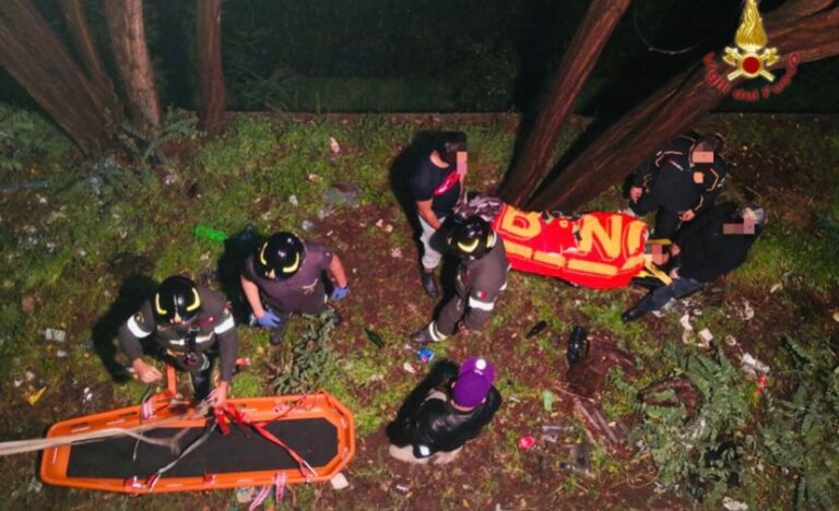 Cade da un muro alto 5 metri, salvata dai Vigili del Fuoco