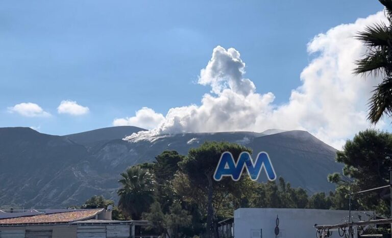 Vulcano – Evacuate altre abitazioni in serata al porto di Levante. Preoccupano gas e fumi