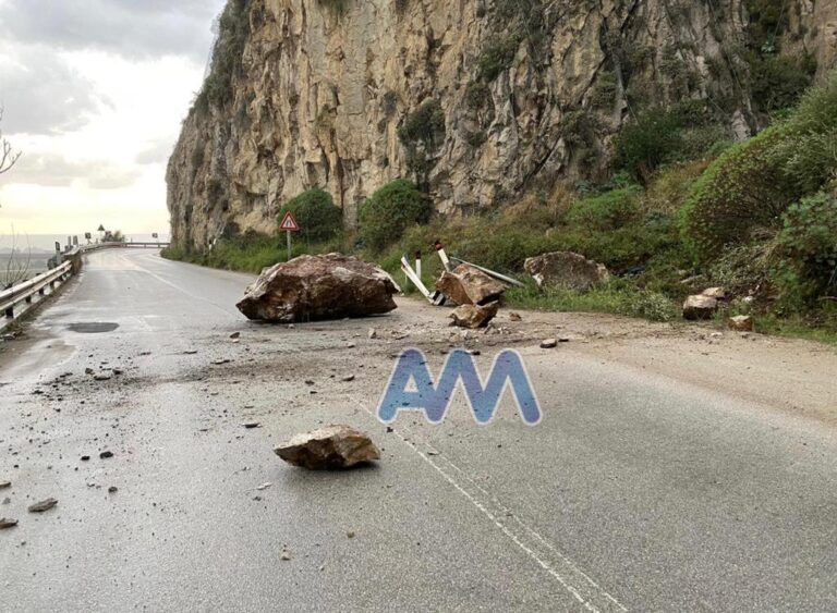 Enorme masso si stacca dal costone e precipita sulla SS113 tra Sant’Agata M.llo e Torrenova