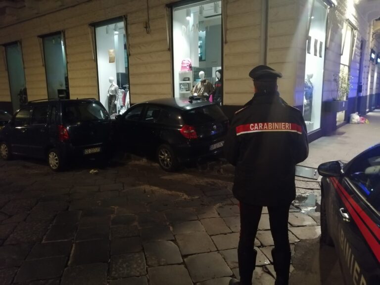 Catania – Cerca di sfuggire ai Carabinieri ma si schianta con l’auto, 32enne arrestato