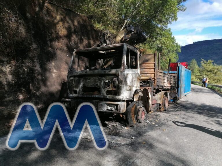 Ucria, camion di una ditta privata va a fuoco. Illeso il conducente