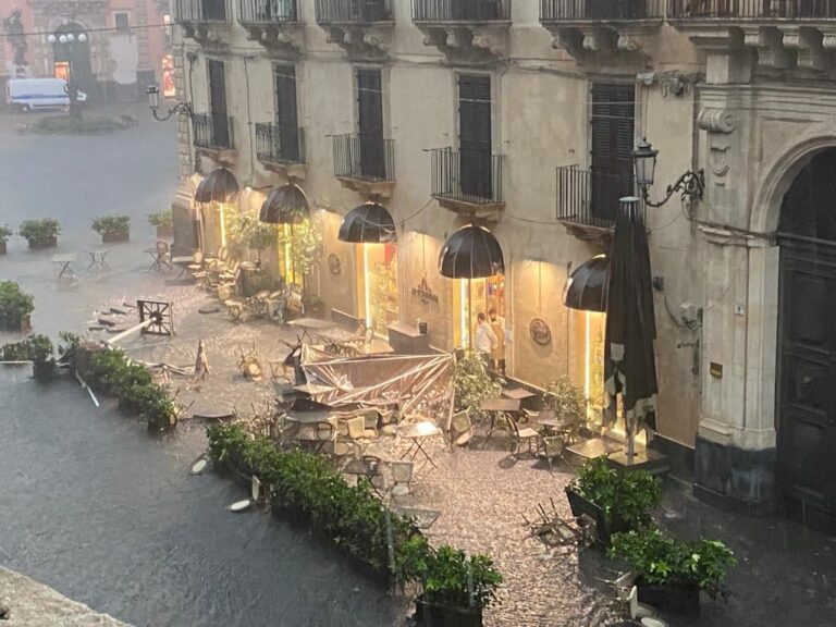 Catania, “tornado” si abbatte sulla città. Danni e disagi in tutto l’hinterland