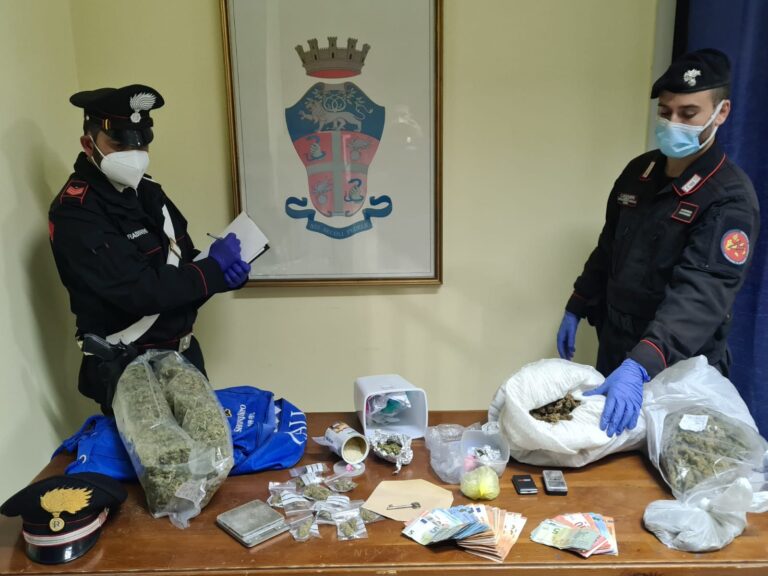 Riposto, droga in casa. Denunciati due fratelli di 20 e 30 anni e un 82enne