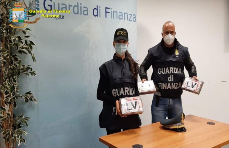 Palermo, nascondevano 3,5 Kg di cocaina sul tetto. Arrestati coniugi