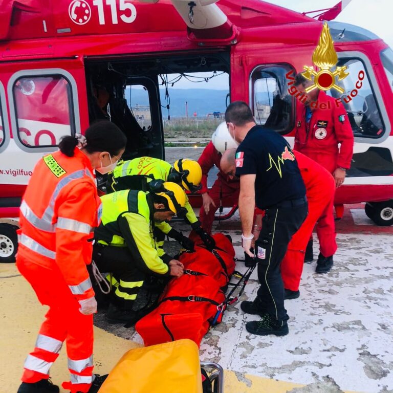 Lipari – Cade da 2 metri procurandosi un trauma cranico, trasferito al Policlinico di Messina