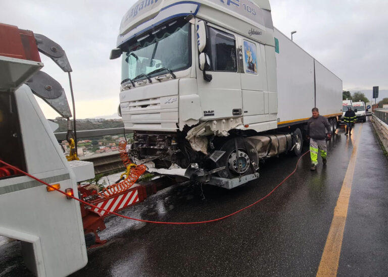 Camion sbanda e sfonda il guard rail: rallentamenti in tangenziale a Messina tra Boccetta e Giostra