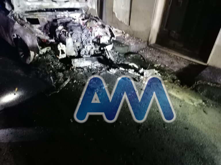 Sant’Agata Militello, auto in fiamme in pieno centro nella notte